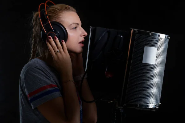 Porträtt av sjungande flicka på ljudstudio — Stockfoto