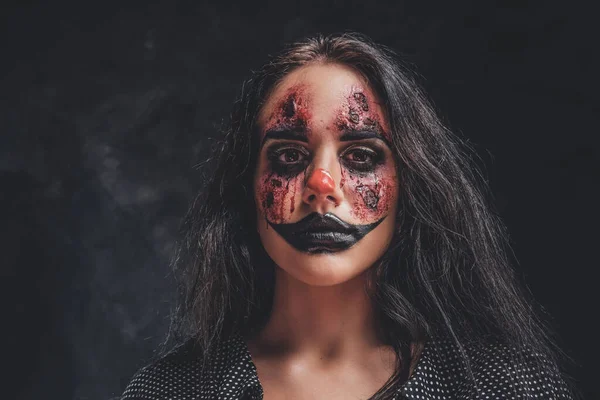 Jonge vrouw speelt een rol van kwade clown — Stockfoto
