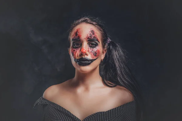 Portret van kwaadaardige griezelige clown in donkere fotostudio — Stockfoto