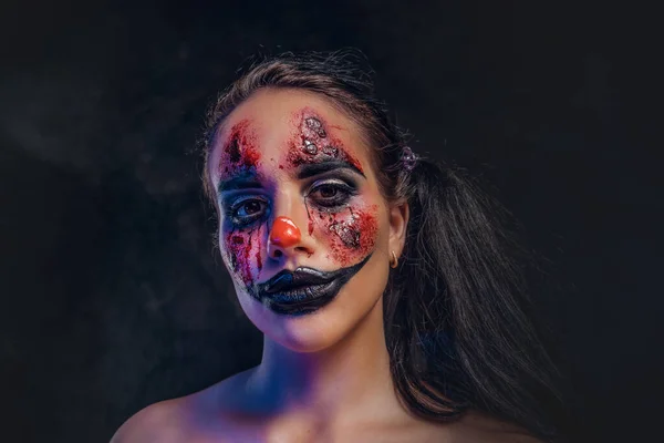 Jonge vrouw speelt een rol van kwade clown — Stockfoto