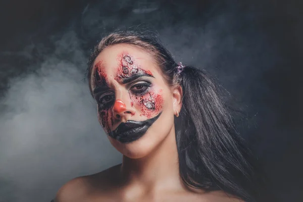 Retrato del malvado payaso espeluznante en el estudio de fotografía oscura — Foto de Stock