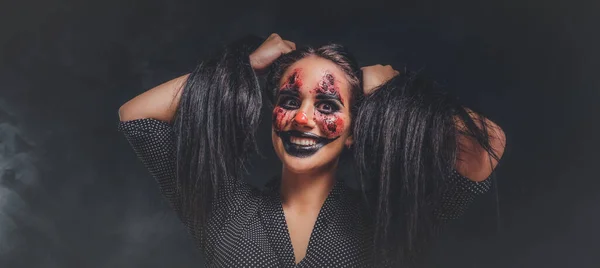 Retrato del malvado payaso espeluznante en el estudio de fotografía oscura —  Fotos de Stock