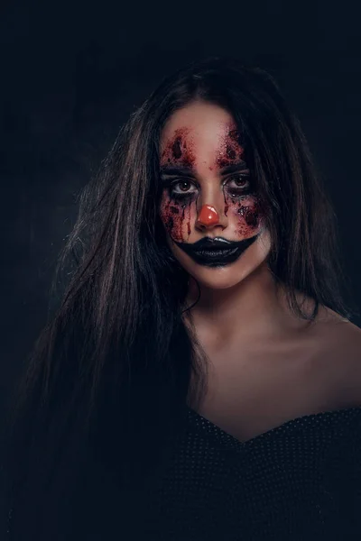 Retrato del malvado payaso espeluznante en el estudio de fotografía oscura — Foto de Stock