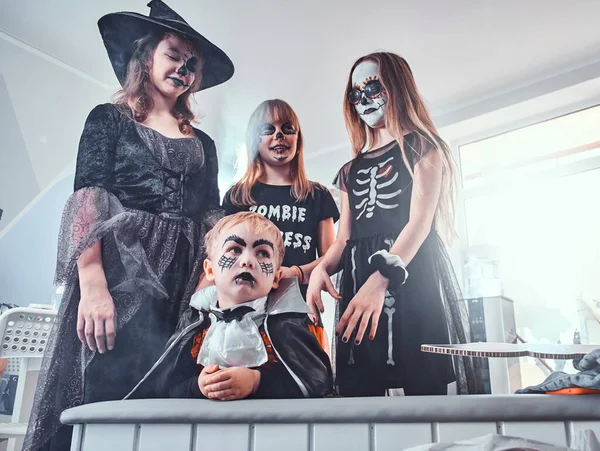 Gyerekek ijesztő Halloween jelmezben érezzék jól magukat. — Stock Fotó