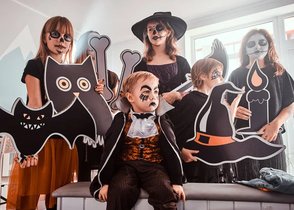 Діти в моторошних костюмах Хеллоуїна розважаються — стокове фото