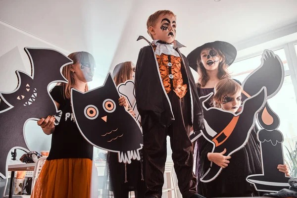 Gyerekek ijesztő Halloween jelmezben érezzék jól magukat. — Stock Fotó