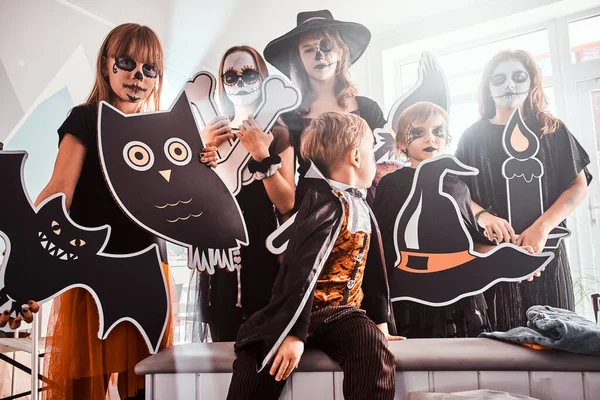 Los niños con trajes de Halloween espeluznantes se divierten —  Fotos de Stock