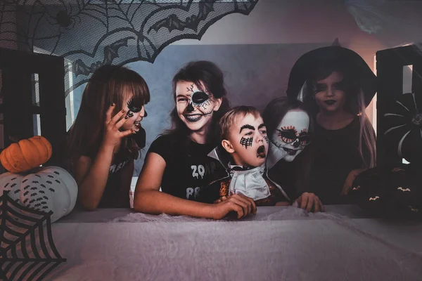 Niños con disfraces espeluznantes de Halloween — Foto de Stock