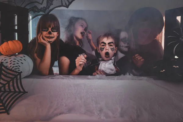 Niños con disfraces espeluznantes de Halloween —  Fotos de Stock