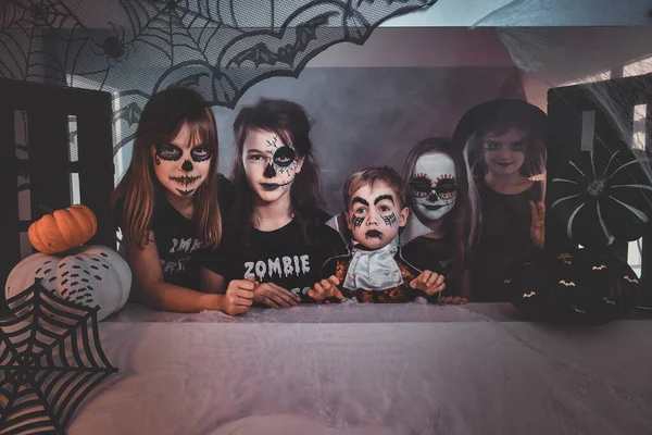 Hátborzongató Halloween jelmezes gyerekek. — Stock Fotó