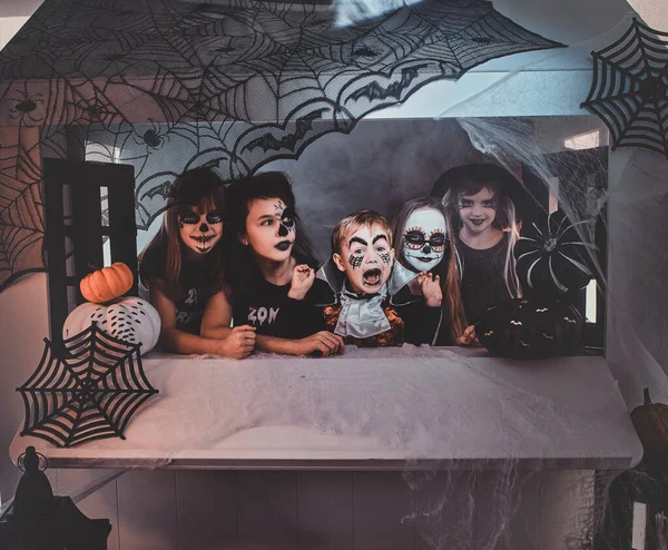 Fiesta de Halloween en progrees, trajes creativos — Foto de Stock