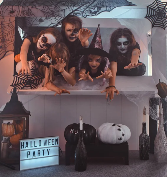 Halloween fest i rekvisita, kreativa kostymer — Stockfoto