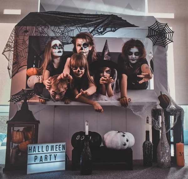Halloween party w progrees, kreatywne kostiumy — Zdjęcie stockowe