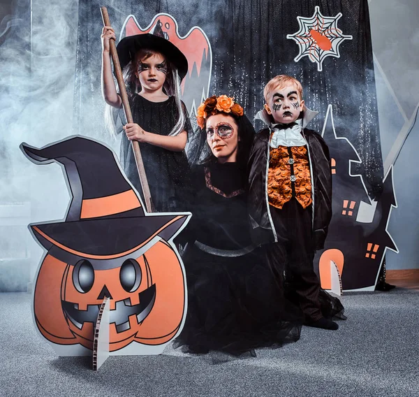Gyerekek és tizenévesek Halloween jelmezben — Stock Fotó