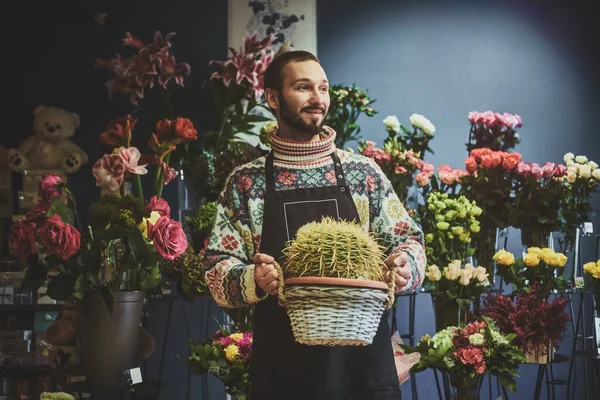 Retrato de florista joven con cactus —  Fotos de Stock