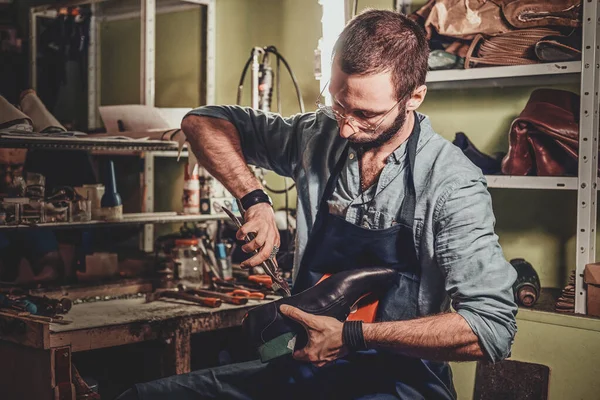 Cobbler está trabalhando na sola de sapato — Fotografia de Stock