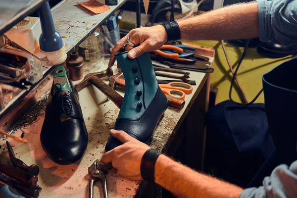 Koláč opravuje obuv pro zákazníky — Stock fotografie