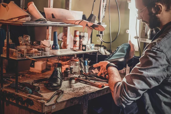 Cobbler está reparando sapatos para clientes — Fotografia de Stock