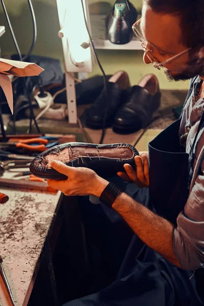 Cobbler naprawia buty dla klientów — Zdjęcie stockowe