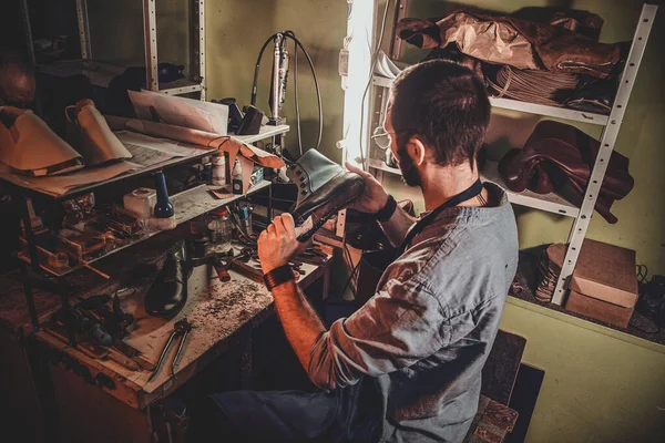 Cobbler ремонтує взуття для клієнтів — стокове фото