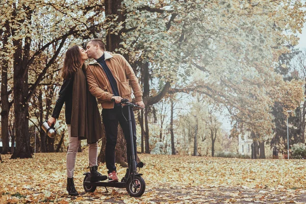 Equitazione Scooter al parco autunnale — Foto Stock