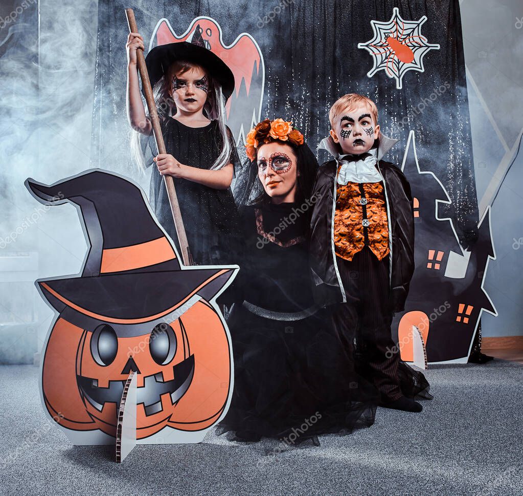 Niños y adolescentes en disfraces de Halloween — Foto de stock
