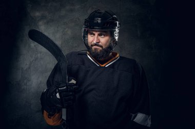 Deneyimli bir hokey oyuncusunun fotoğraf çekimi vardır.