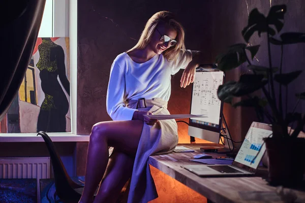 Wanita bisnis seksi bekerja whle duduk di atas meja — Stok Foto