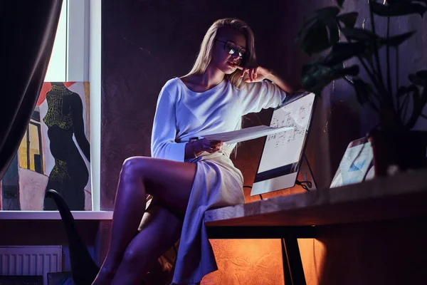 Sexy dama de negocios está trabajando whle sentado en la mesa —  Fotos de Stock