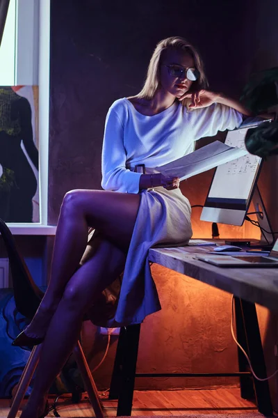 Sexy biznes lady to praca whle siedzi na stole — Zdjęcie stockowe