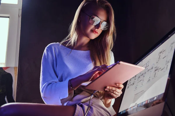 Sexy business lady is working whle sitting on the table — ストック写真