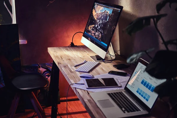 Mesa com computador e laptop nele — Fotografia de Stock