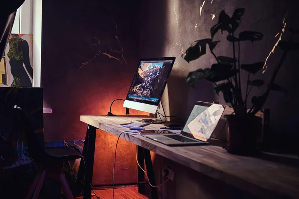 Table with computer and laptop on it — Stock Photo, Image