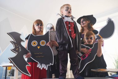 Çocuklar Cadılar Bayramı partisi verir.