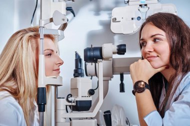 Kadın gözlükçü dolabını kontrol ediyor.