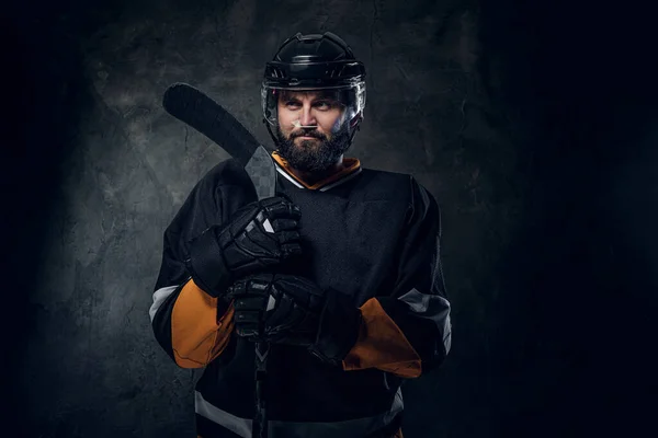 Experienced hockey player has a photo session — Stock Photo, Image