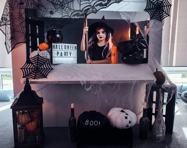 Portré hűvös kis boszorkány Halloween dekoráció — Stock Fotó