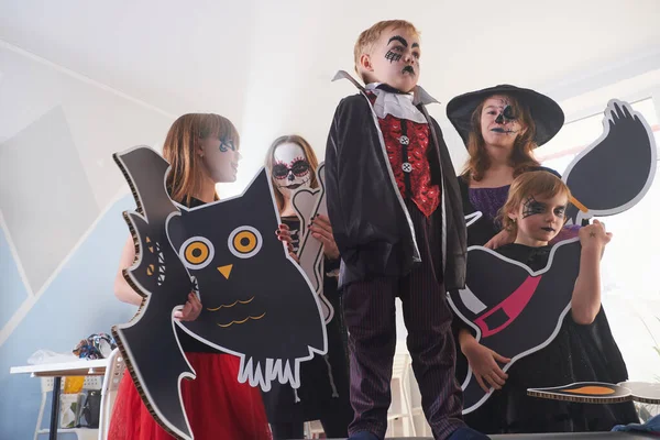 A gyerekek Halloween partit tartanak. — Stock Fotó