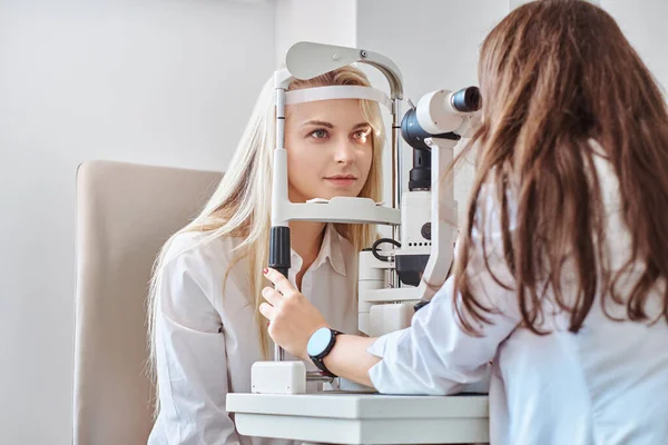 Femme vérifie sa vue au cabinet opticien — Photo