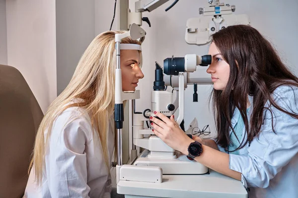 Vrouw controleert haar zicht bij opticien kabinet — Stockfoto