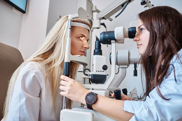 Vrouw controleert haar zicht bij opticien kabinet — Stockfoto