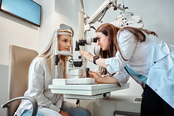 Vrouw controleert haar zicht bij opticien kabinet — Stockfoto