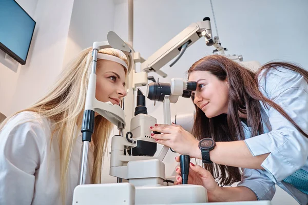 Vrouw controleert haar zicht bij opticien kabinet — Stockfoto