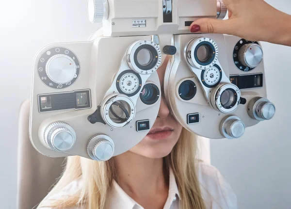 Mulher está verificando sua visão no armário óptico — Fotografia de Stock
