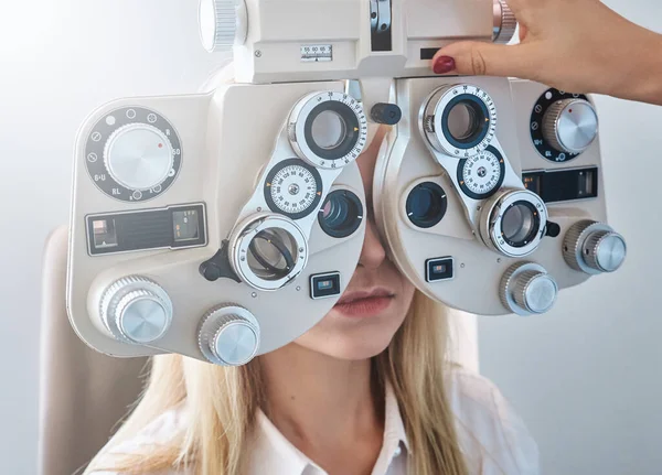 Vrouw controleert haar zicht bij opticien kabinet — Stockfoto