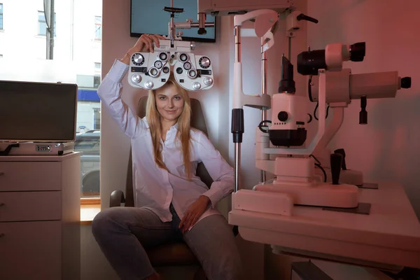 Žena kontroluje svůj zrak v optické skříni — Stock fotografie