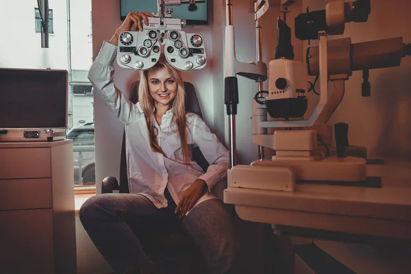 A nő ellenőrzi a látását az optikás szekrényben. — Stock Fotó