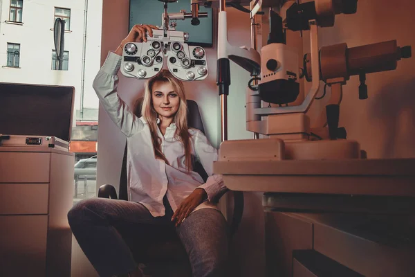 Vrouw controleert haar zicht bij opticien kabinet — Stockfoto