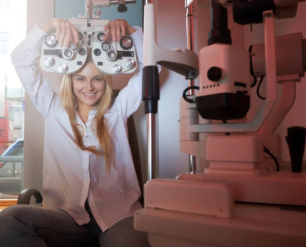 Vrouw controleert haar zicht bij opticien kabinet — Stockfoto