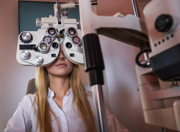 Жінка перевіряє свій зір в Оптичному кабінеті — стокове фото